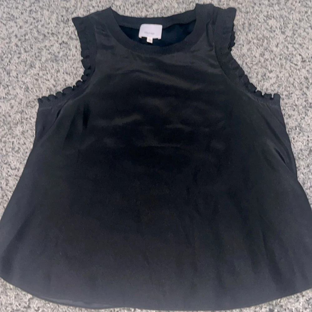 Woman’s cinq à sept ruffled sleeveless black top. Size L. 100% silk.